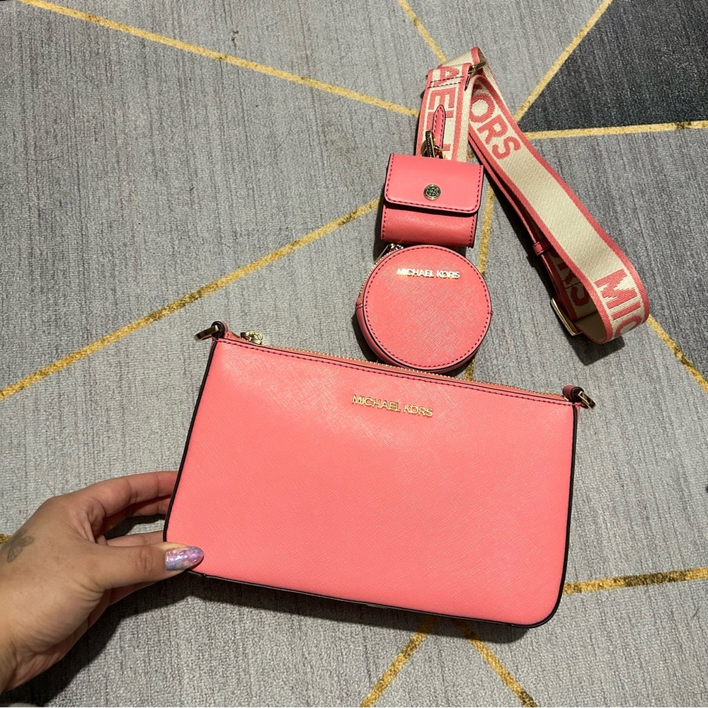 Michael Kors crossbody - Picture 2 of 6